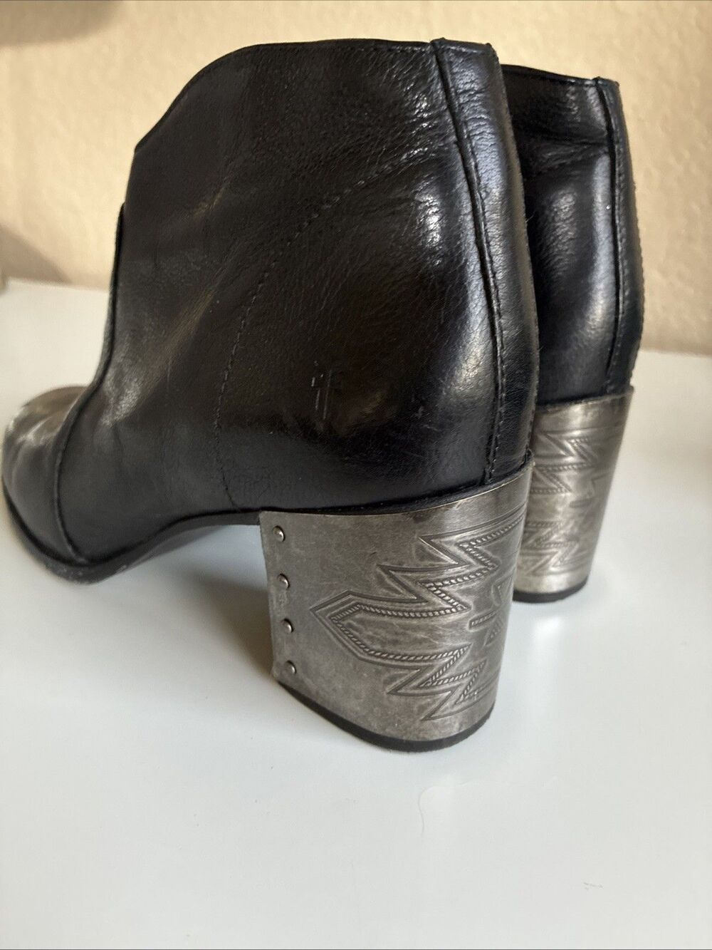 Frye Nora Omaha Ankle Boots Black Zip Up Metal Plate Southwestern Heel Size 8